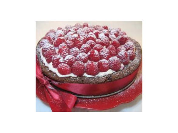 Bolo de chocolate sem farinha com cobertura de mascarpone e framboesas