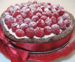 Bolo de chocolate sem farinha com cobertura de mascarpone e framboesas