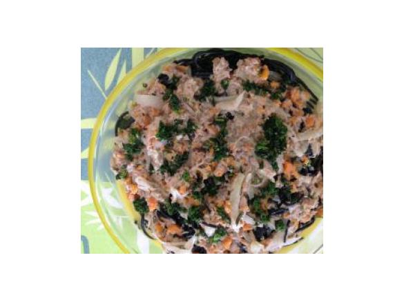 Espaguete negro com atum em molho de caril e lima 