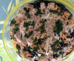 Espaguete negro com atum em molho de caril e lima 