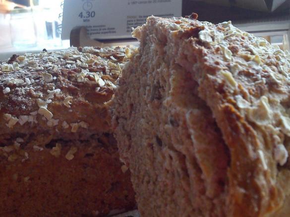 Pão integral com sementes e passas