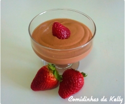 Mousse de chocolate preto e morangos