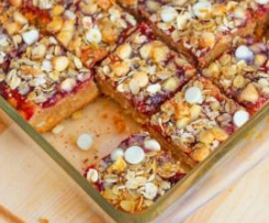 Barrinhas de Manteiga de Amendoim e Doce com Streusel de Chocolate Branco