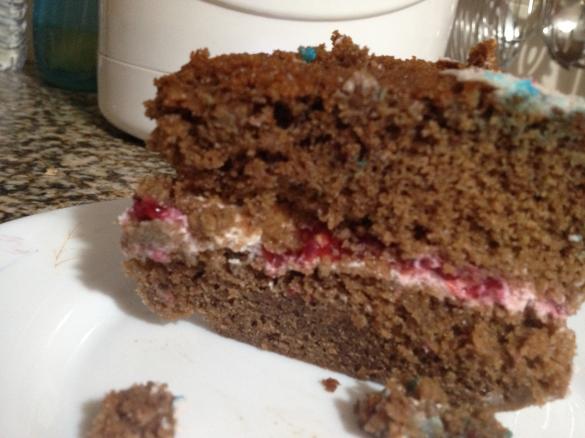 Bolo de chocolate com recheio de frutos vermelhos