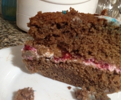 Bolo de chocolate com recheio de frutos vermelhos