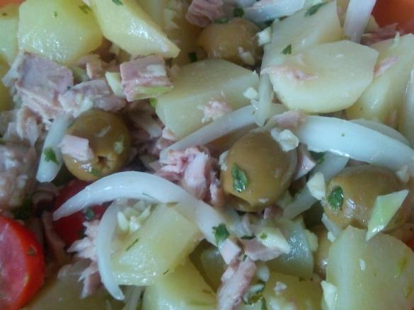 Salada de batata nova com molho de coentros e abacate