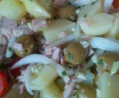 Salada de batata nova com molho de coentros e abacate