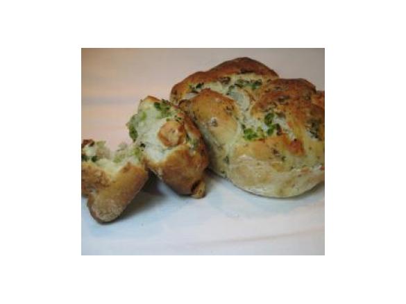 Pão com ervilhas e queijo de cabra