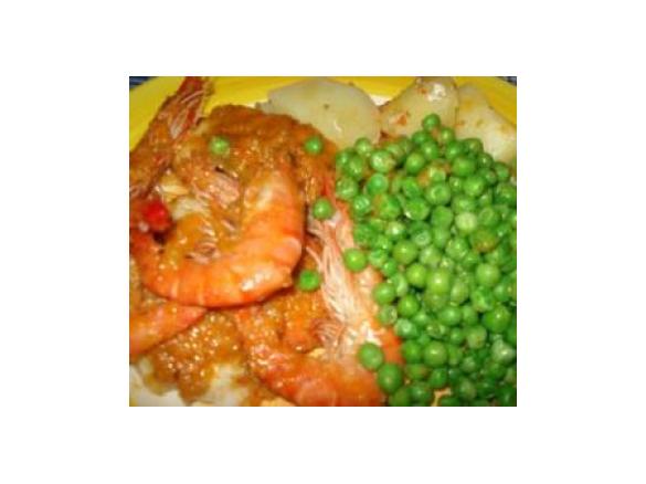 MEDALHOES DE PESCADA ESTUFADOS COM GAMBAS, ACOMPANHADOS DE ERVILHAS E BATATAS