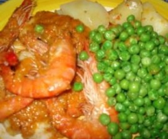 MEDALHOES DE PESCADA ESTUFADOS COM GAMBAS, ACOMPANHADOS DE ERVILHAS E BATATAS