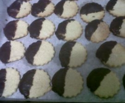 Bolachas de manteiga banhadas em chocolate