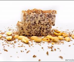 Gelado de amendoim crocante e chocolate preto