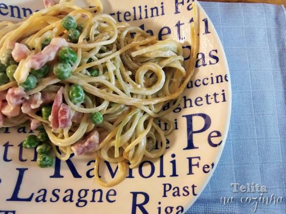esparguete com bacon e ervilhas