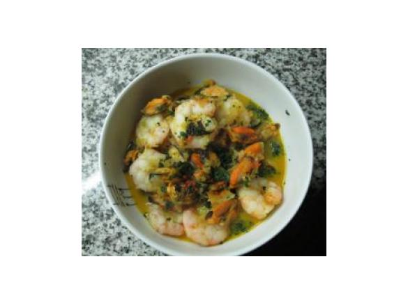 Mexilhões e camarões com molho picante