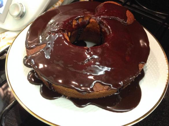 BOLO DE CENOURA COM COBERTURA DE CHOCOLATE