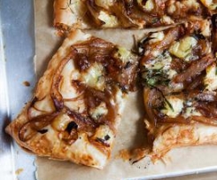 Tarte/Pizza de Cebola Caramelizada com Gorgonzola e Brie