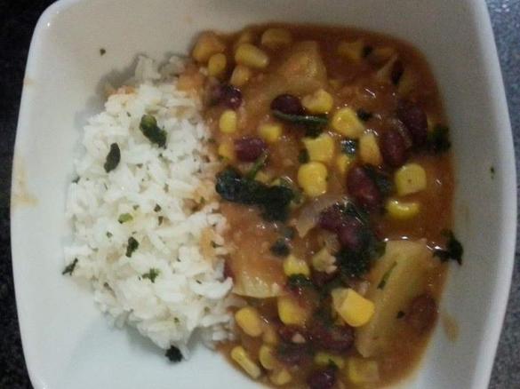 Chili de feijão vermelho, milho e abacaxi