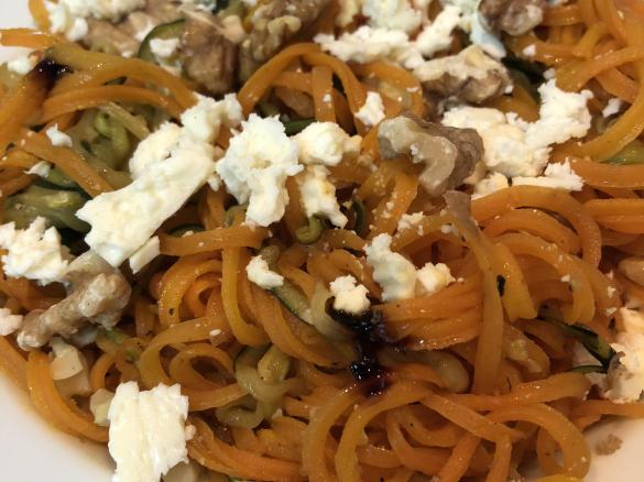 Espirais de cenoura e curgete com feta e nozes