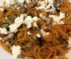 Espirais de cenoura e curgete com feta e nozes