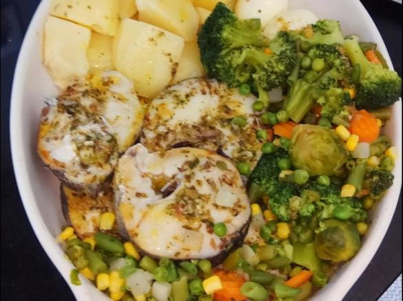 Pescada com batatas e legumes ao vapor