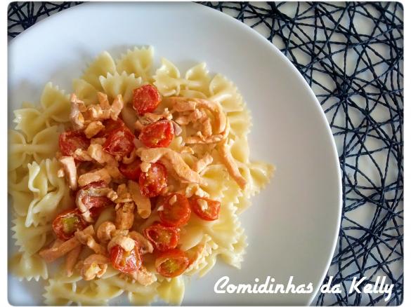 Farfalle com salmão e tomate cereja