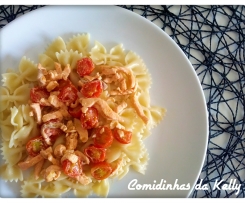 Farfalle com salmão e tomate cereja