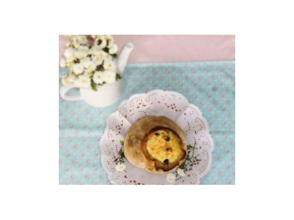 Bacalhau no pão com espinafres e azeitonas