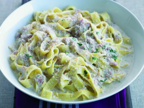 Fettucini com bacon, fiambre e natas