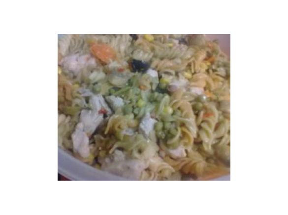 Fusilli com frango e azeitonas