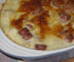 Cotovelinhos gratinados com salsichas