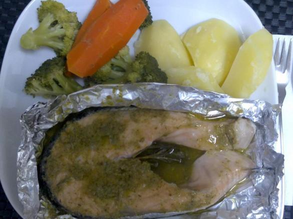 Salmão ao vapor com molho pesto e alecrim