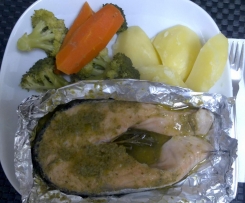 Salmão ao vapor com molho pesto e alecrim