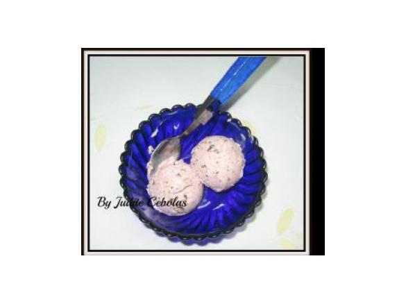 Gelado de morango (sabor do corneto) com pedaços de chocolate