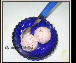 Gelado de morango (sabor do corneto) com pedaços de chocolate