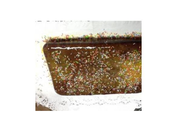 Bolo de cacau e iogurte com cobertura de ovos moles