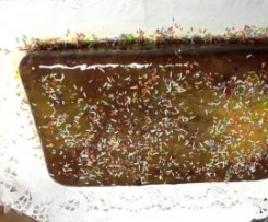 Bolo de cacau e iogurte com cobertura de ovos moles