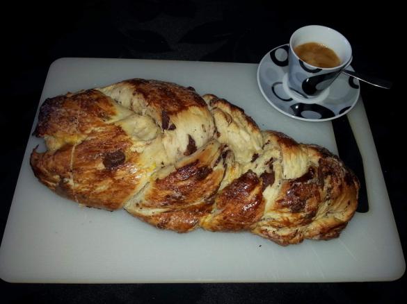 Brioche entrançada com pepitas de chocolate
