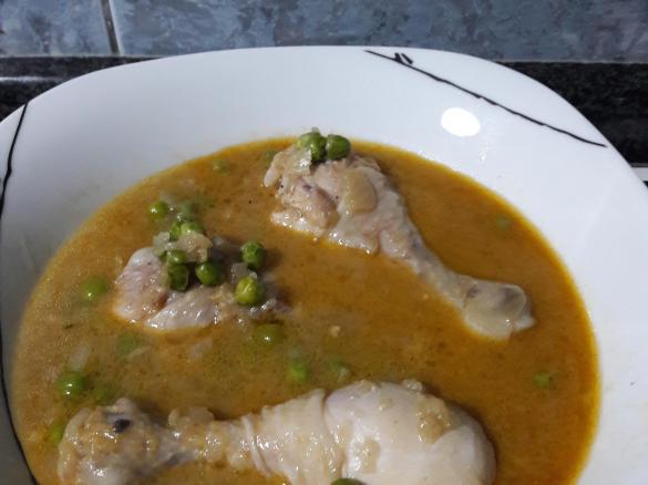 Frango estufado com ervilhas e cenoura