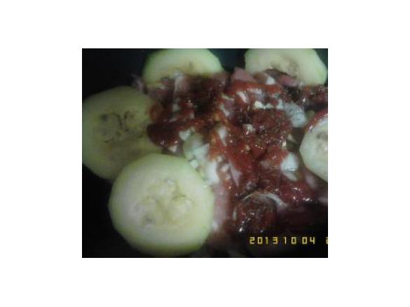 Bifes no campo com massas espirais