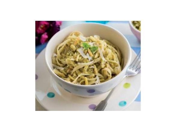 Fettuccini com pão ralado aromatizado com ervas