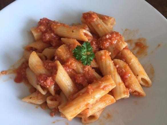 Penne com Molho de Tomate, Fiambre e Chouriço