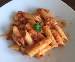 Penne com Molho de Tomate, Fiambre e Chouriço