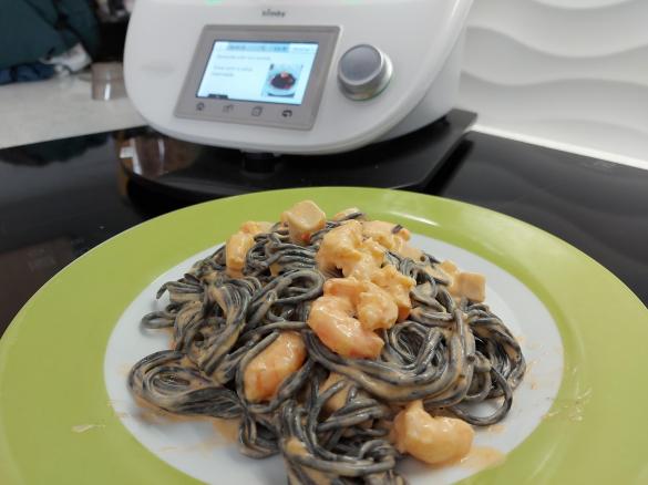 Esparguete preto com camarão e delícias do mar