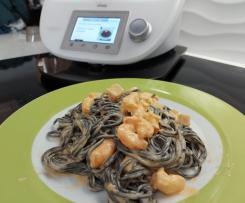 Esparguete preto com camarão e delícias do mar