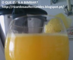 Néctar de laranja, corn flakes e maçã.