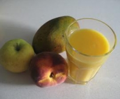 Sumo de maçã, manga e pêssego