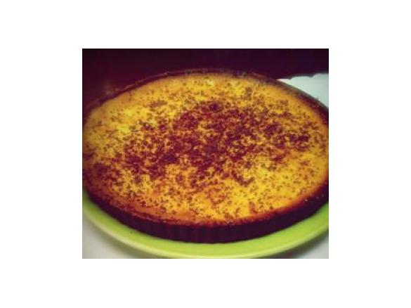 Tarte de leite condensado e laranja com raspas de chocolate