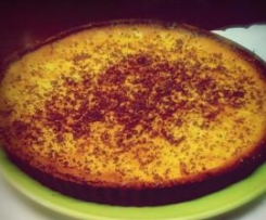 Tarte de leite condensado e laranja com raspas de chocolate
