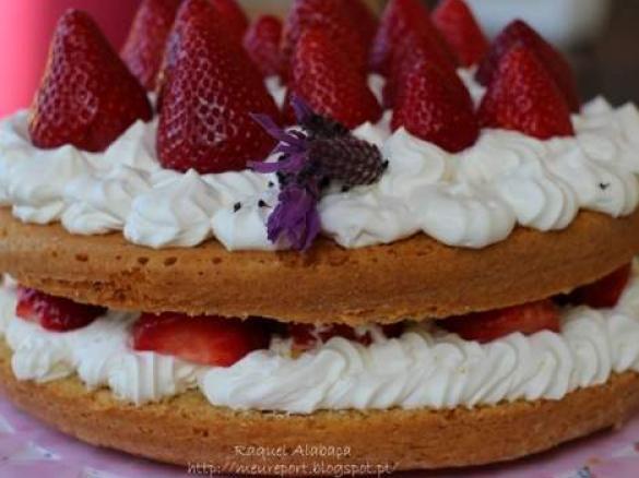 Naked Cake de Amêndoa com Morangos