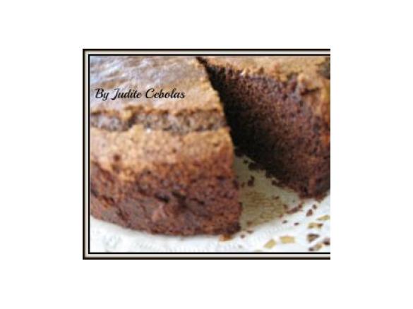 Bolo de chocolate com crosta, alto fofo e húmido